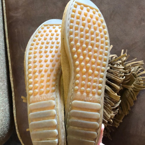 Minnetonka 5 Layer Fringe Dusty Brown Boots - Picture 4 of 7